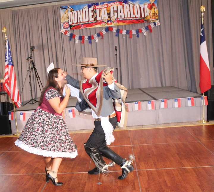 Chilenos celebran Independencia con música, bailes y gastronomía
