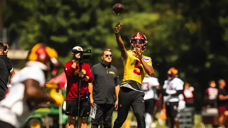 Jayden Daniels fuera contra Raiders; Mariota toma el mando en Washington