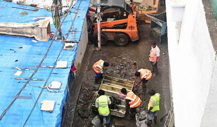 GHMC initiates a clean-up drive after Musi floods in Chaderghat