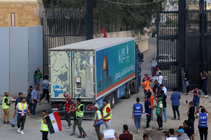 Conductor de camión con ayuda para Gaza mata a dos israelíes en cruce con Jordania