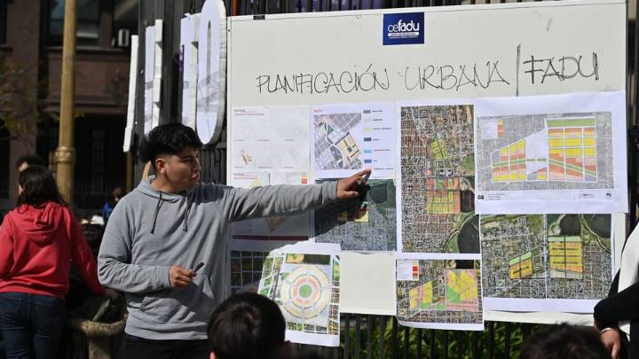 Clases públicas en Plaza de Mayo: docentes rechazan el inminente veto a la ley de financiamiento universitario
