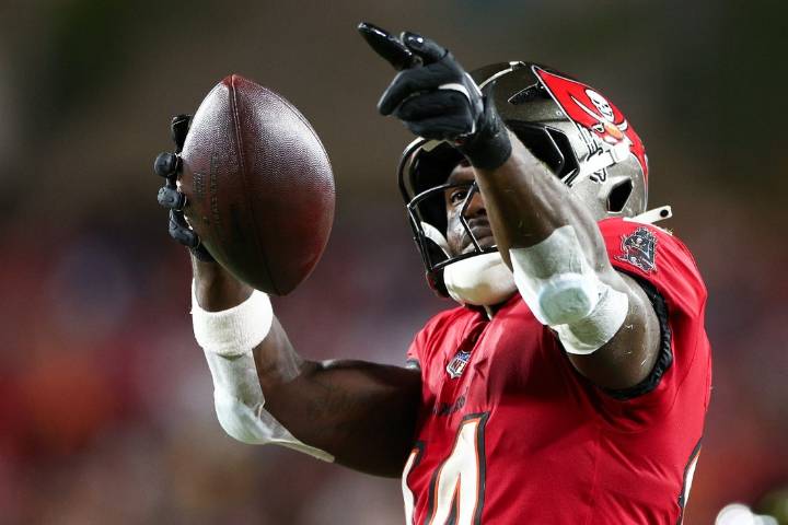 Deadspin | Report: Bucs WR Chris Godwin (ankle) returns to practice