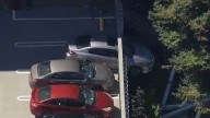 Auto queda guindando de estructura de estacionamiento en Berkeley