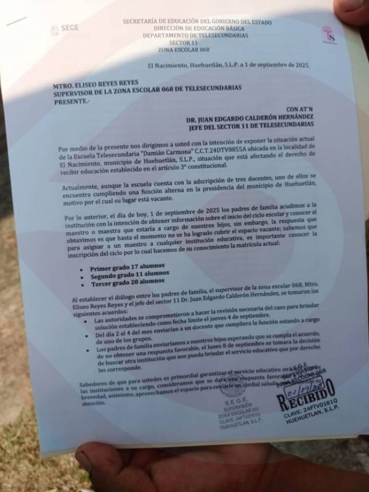 Padres de familia toman de manera indefinida escuela telesecundaria