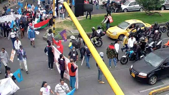 Caos en Bogotá: protesta estudiantil paraliza la Séptima y pone en jaque a TransMilenio