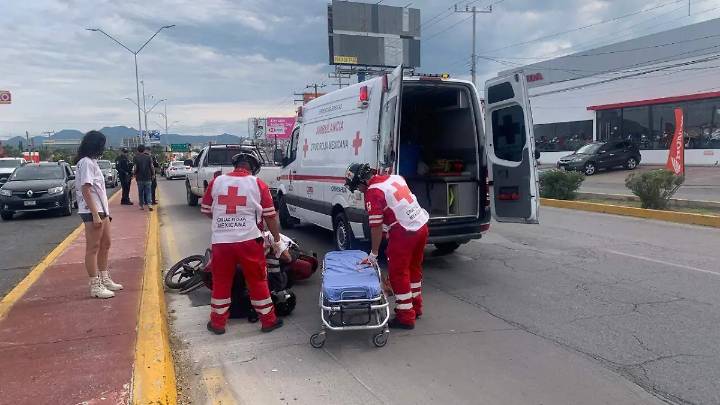 Mujer motociclista queda lesionada tras accidente en el Ortiz Mena
