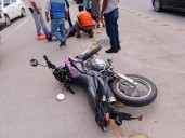 MUJER MOTORIZADA LESIONADA EN CHOQUE CONTRA CAMIONETA