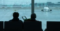 El aeropuerto de Barcelona sufre retrasos por el ciberataque europeo y el mal tiempo