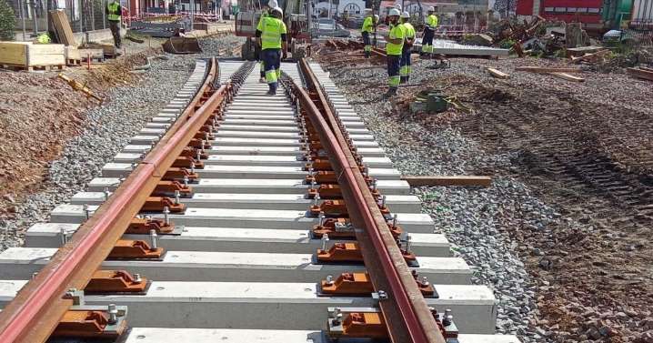 La línea de tren entre Huelva y Extremadura reabre tras dos años cerrada por obras