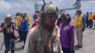El secretario de Guerra de Estados Unidos aborda el USS Iwo Jima, uno de los barcos desplegados en el Caribe para combatir el narcoterrorismo