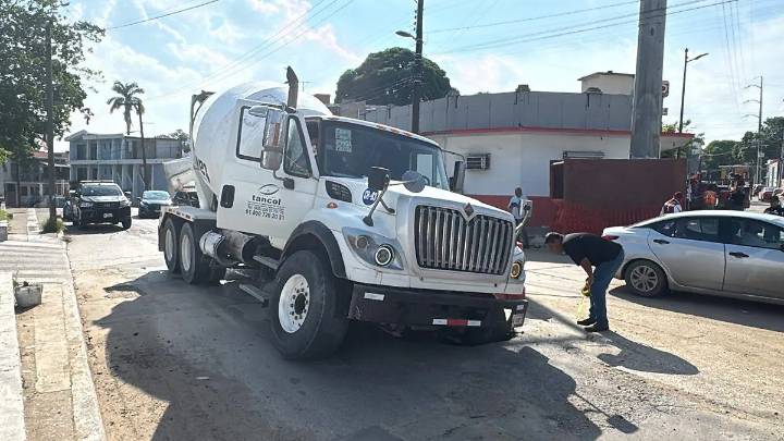 Camión revolvedor se hunde en vialidad de Tampico; grúa tuvo que intervenir