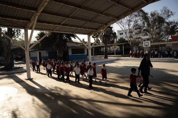 Los pendientes de Sheinbaum: las becas no frenan el abandono escolar, no hay dinero para formar docentes y la mitad de las escuelas no tiene internet