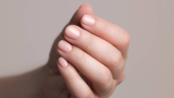 Fruit waters nails: diseños limpios y delicados que iluminan y alargan las manos con elegancia