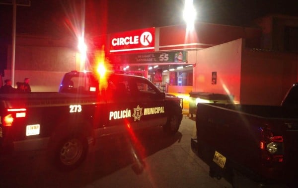 Destrozan puerta de Circle K y roban cervezas, licor y frituras