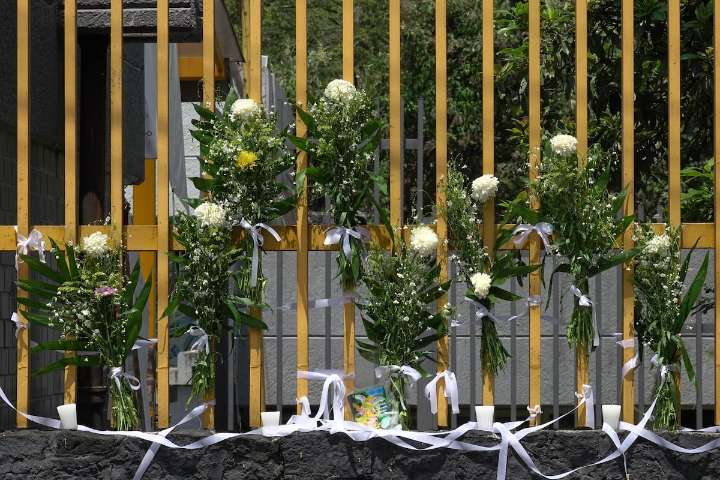 Entregan cuerpo de estudiante asesinado en CCH Sur; alumnos hacen ofrenda fuera del plantel