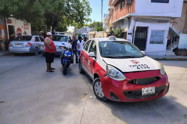 Taxi rebasa de forma indebida y choca contra motocicleta en Ciudad del Carmen