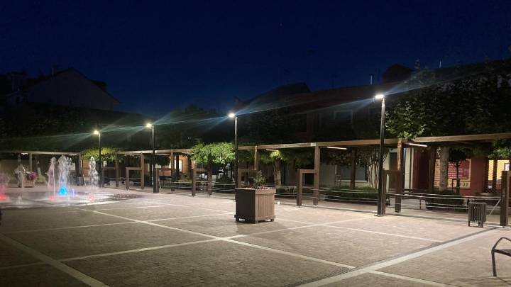 Santa María del Páramo mejora las obras de iluminación de la Plaza de la Madera