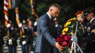 'It's an honor': Zach Ertz participates in wreath laying ceremony at Arlington's Tomb of Unknown Soldier