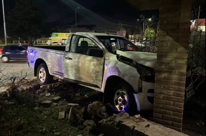 Una camioneta colisionó contra una vivienda en Santa Rosa