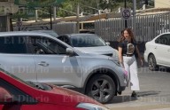 Video.- Estacionó su camioneta en pleno paso peatonal