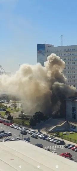 Dramático operativo en Retiro: se incendió el polígono de la Armada y volcó una ambulancia del Same