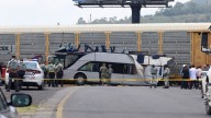 Estas son las duras imágenes que deja accidente en el que un tren de carga embistió a bus de dos pisos en México