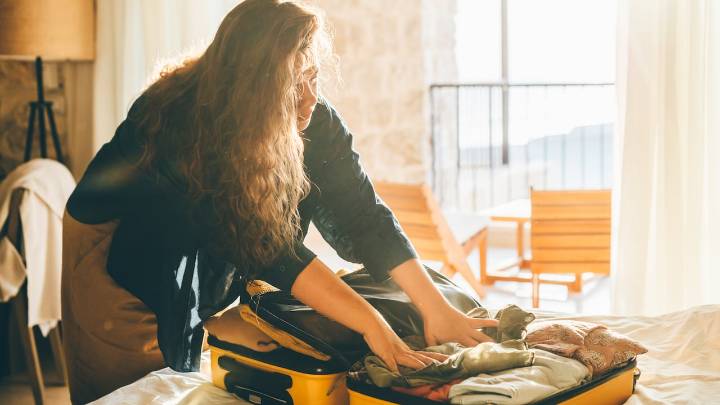 El práctico método para viajar ligero de equipaje: así se puede empacar la maleta sin dejar de llevar lo fundamental