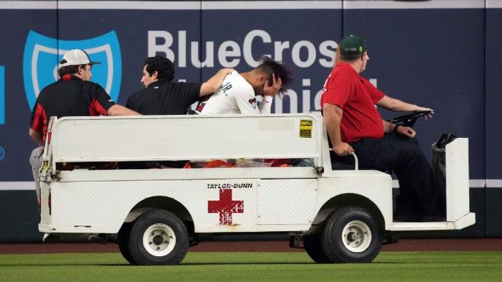 Lourdes Gurriel carted off with apparent right leg injury