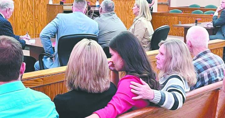 Wife, daughter of former Kentucky sheriff deny relationship with slain judge, records show