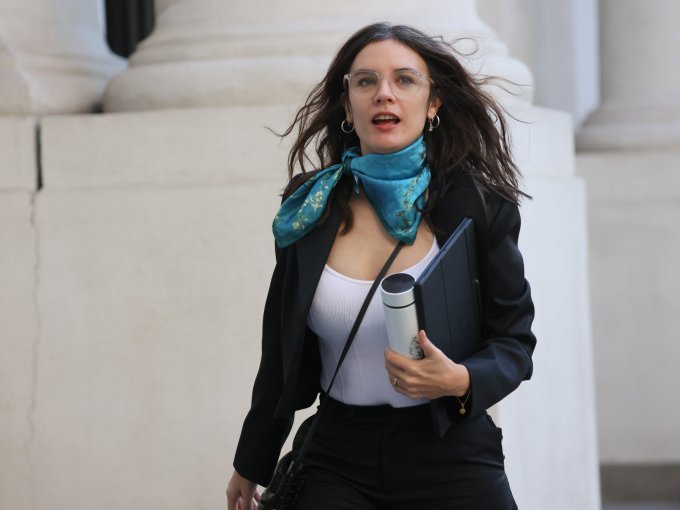 Ministra Camila Vallejo anunció que Gobierno buscará reponer en el Senado multa por no votar