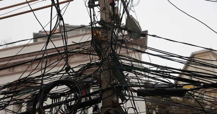 Comienza el retiro de cableado en desuso en Chile: entra en vigencia el reglamento de la Ley “Chao Cables”