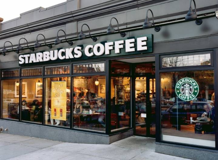 Despido de empleados y cierre de tiendas implementará Starbucks como medida de recuperación
