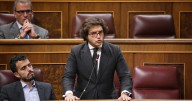 Montero se niega a responder a Vox cómo el hermano de Sánchez vivía en Moncloa mientras cotizaba en Portugal