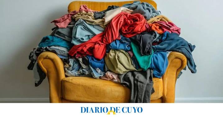 ¿Vagancia? Qué significa que una persona acumule ropa en una silla