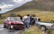 Quedan vehículos destrozados tras chocar en carretera