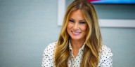El cambio de estilo de Melania Trump en el segundo mandato: zapatos planos y siluetas más amplias y relajadas