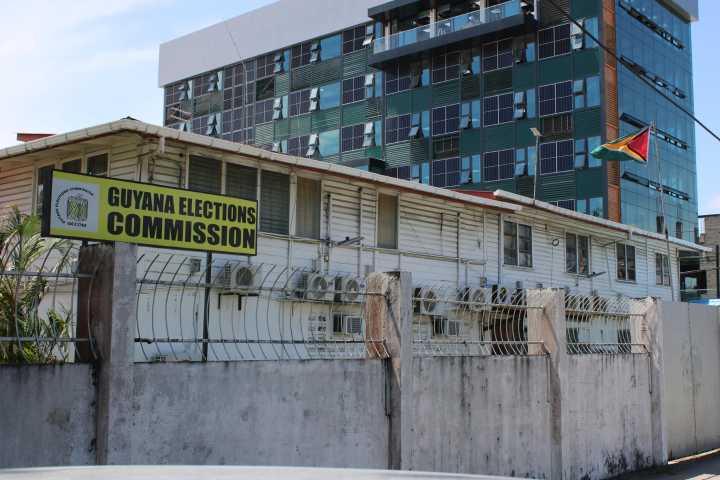 Elecciones en Guyana: Irfaan Ali y Azurddin Mohamed despuntan en el recuento de votos