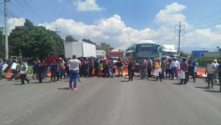 Vecinos bloquean la México-Toluca en Lerma; exigen solución a inundaciones
