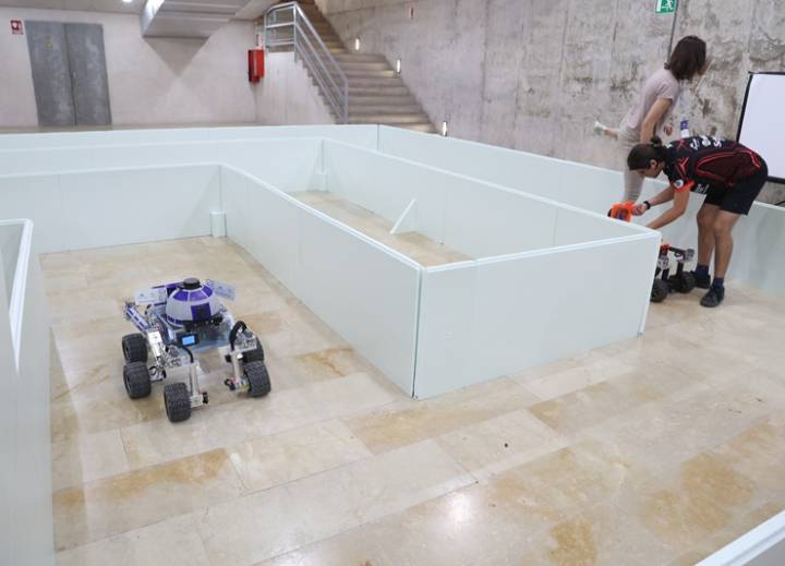 Robots de Madrid, Barcelona y Bilbao compiten en la UPCT en una prueba de orientación y resistencia