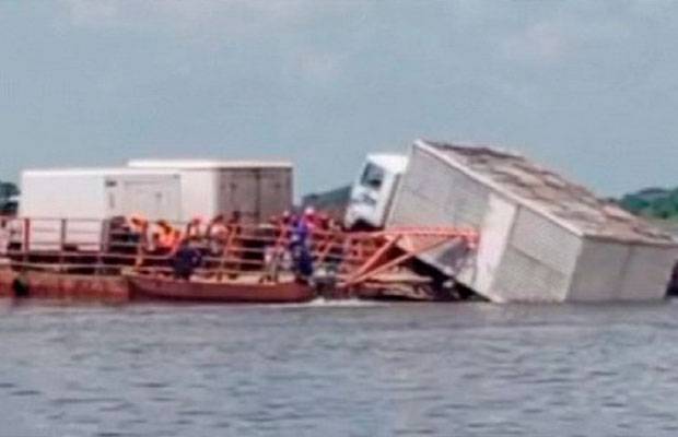 Un camión cae a un río en Guárico por sobrepeso en chalana