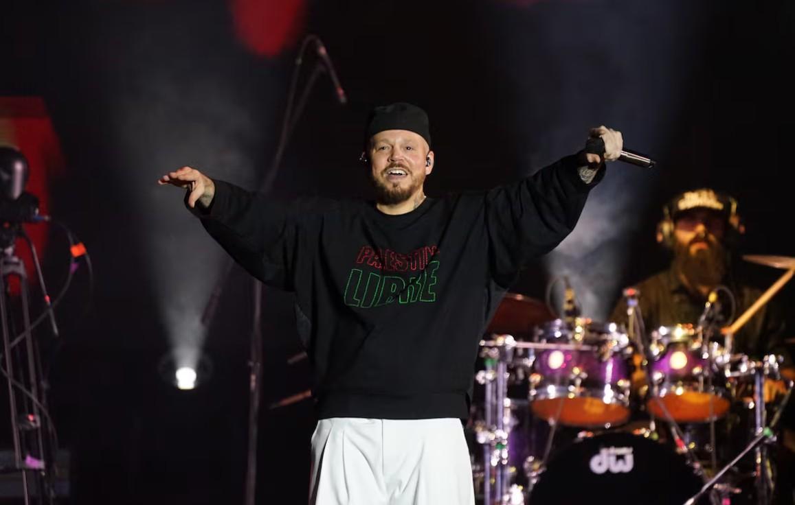Residente conmueve al Zócalo: del brinco al silencio por Gaza