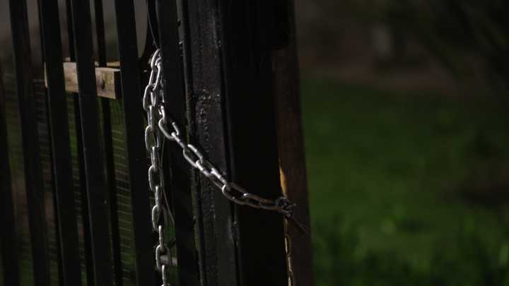 Violento "turbazo" en Peñalolén: Delincuentes agredieron y encerraron a una familia para robarle