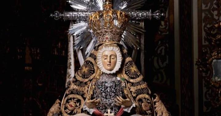 Las espectaculares imágenes de la Virgen de las Angustias sobre las andas procesionales, en la víspera del último domingo de septiembre 2025