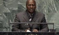 Demanda afirma que EU retuvo a migrantes con camisas de fuerza durante 16 horas en un vuelo a Ghana