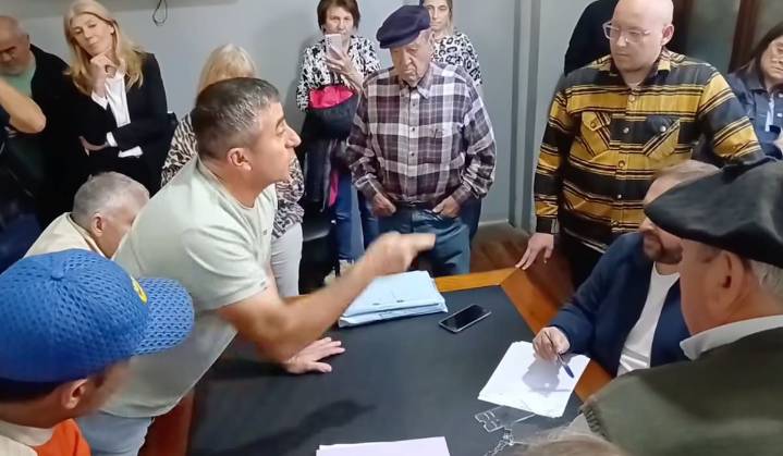 “No jueguen con la vida”. A los gritos, un productor increpó a un funcionario por las inundaciones