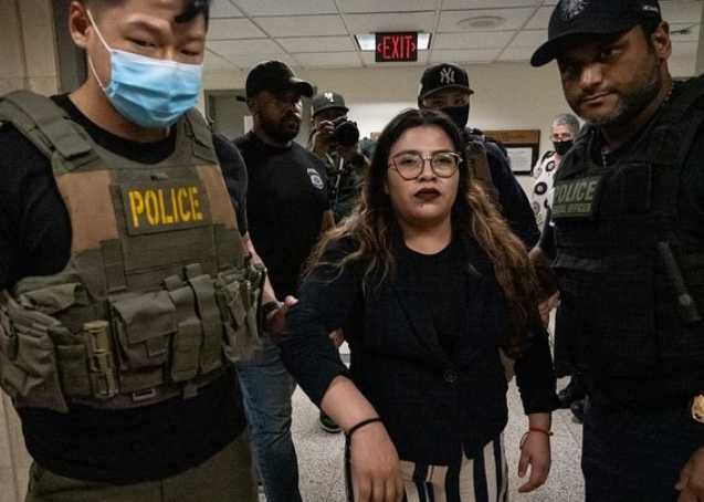 Juez permite política de detenciones en tribunales de inmigración en NY