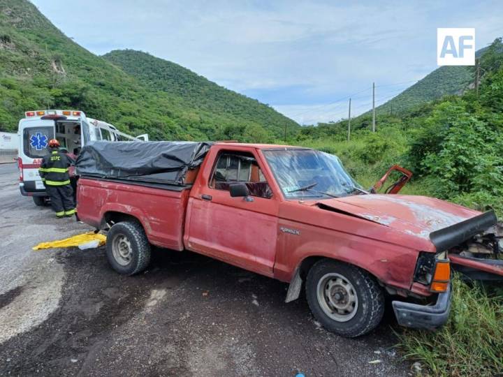 Atienden UEPC y GN accidente en La Salada, en la autopista Manzanillo-Colima; está cerrado el carril de baja velocidad