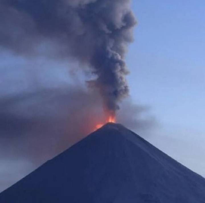 Volcán Shiveluch lanza cenizas de hasta 4.500 metros de altura