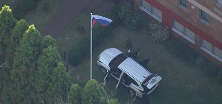 Vehículo embiste puerta del consulado ruso en Sídney; hay un policía herido