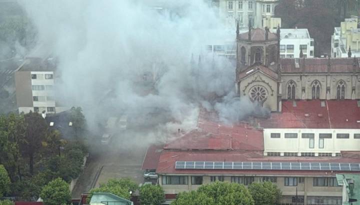 Incendio declarado en Iglesia Los Carmelitas de Viña del Mar moviliza a equipos de emergencia